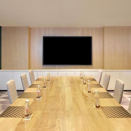 Aloft New Delhi Aerocity Buitenkant foto Meeting room