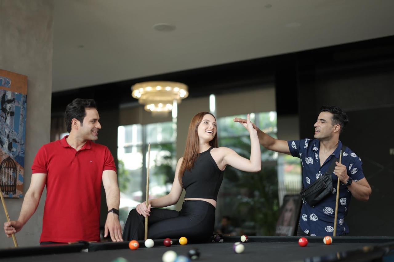 Aloft New Delhi Aerocity Buitenkant foto The 2019 cast of The Circle: Natalie, Jack and Mikey