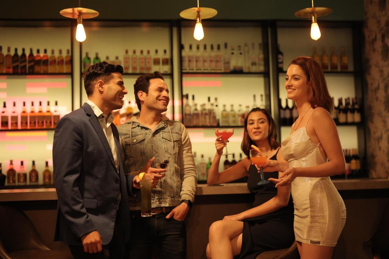 Aloft New Delhi Aerocity Buitenkant foto A bar in Singapore