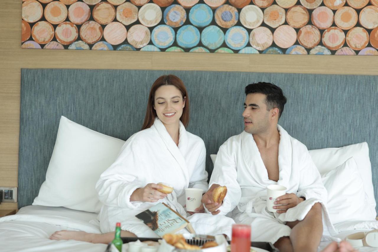 Aloft New Delhi Aerocity Buitenkant foto A couple wearing bathrobes