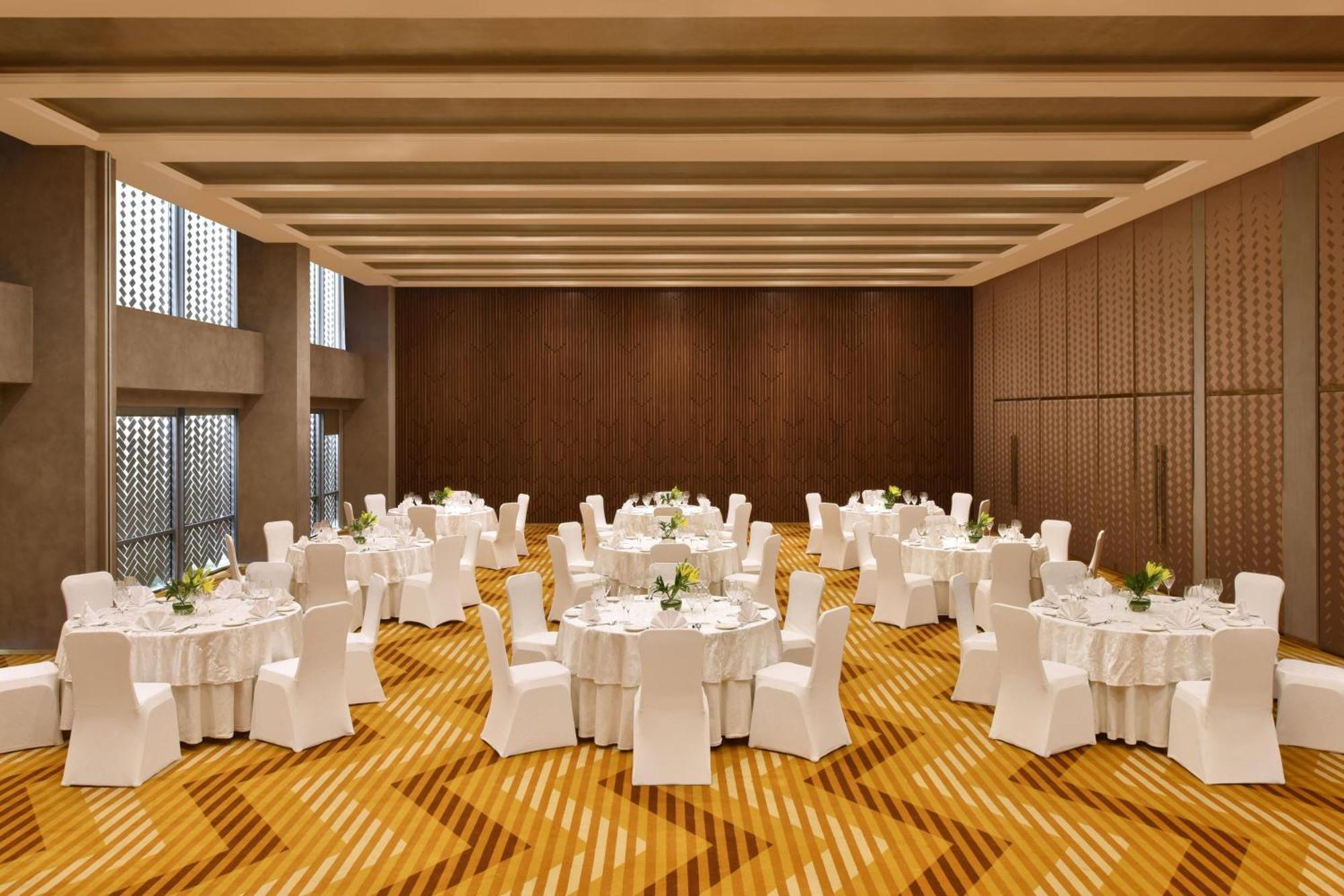 Aloft New Delhi Aerocity Buitenkant foto The ballroom