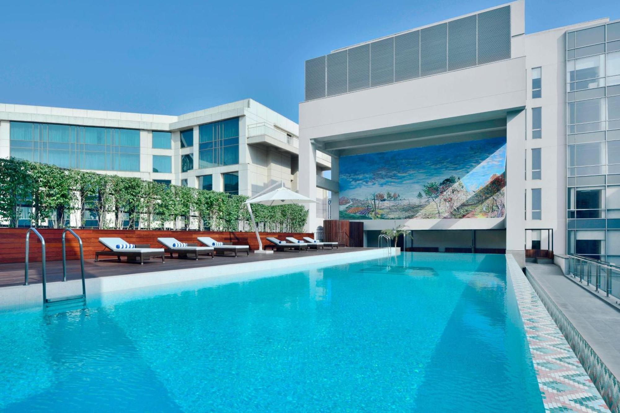 Aloft New Delhi Aerocity Buitenkant foto The swimming pool at the hotel