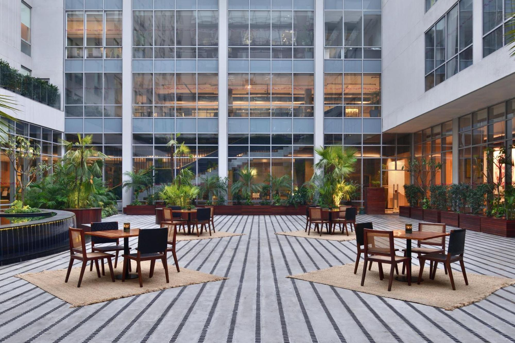 Aloft New Delhi Aerocity Buitenkant foto The courtyard at the hotel