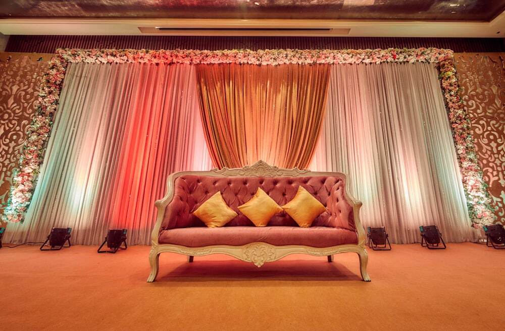 Aloft New Delhi Aerocity Buitenkant foto A wedding reception in India